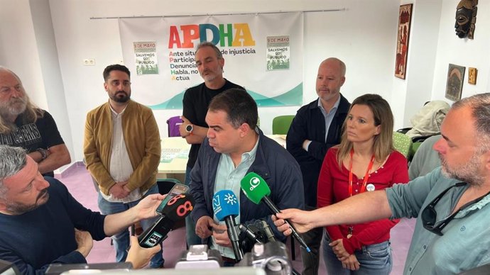 El cabeza de lista al Parlamento andaluz del PSOE por Cádiz y secretario de Organización, Juan Cornejo, atiende a los periodistas.