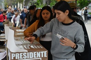 Archivo - 02 June 2024, Mexico, Tijuana: Mexican women cast their votes at a polling station in Tijuana Cultural Center, during the Mexican General Elections. Photo: Carlos A. Moreno/ZUMA Press Wire/dpa