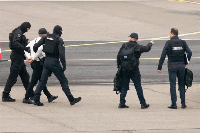 Archivo - El oligarca Vladimir Plahotniuc durante su extradición.