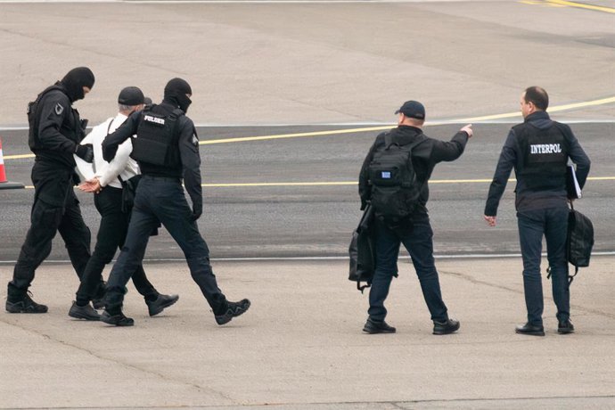 Archivo - El oligarca Vladimir Plahotniuc durante su extradición.