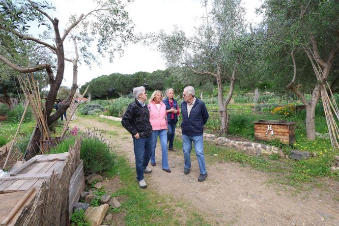 La alcaldesa de Marbella, Ángeles Muñoz, visita los huertos urbanos.