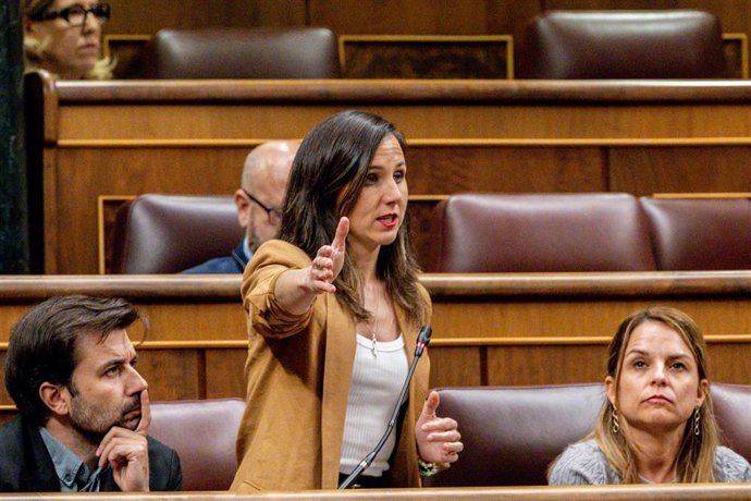 La secretaria general de Podemos, Ione Belarra, enn una sesión de control