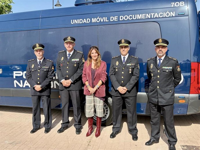 La alcaldesa de Mijas (Málaga), Ana Mata, junto a responsables de la Policía Nacional en la presentación del vehículo Vidoc.