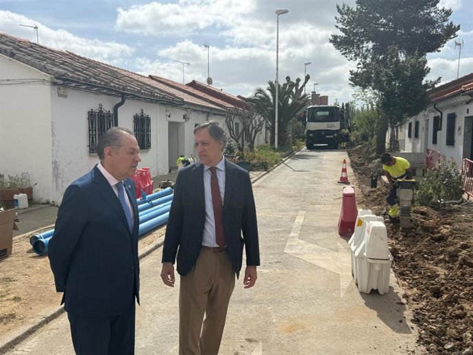 García Carbayo visita las obras de reurbanización integral en el barrio de La Vega