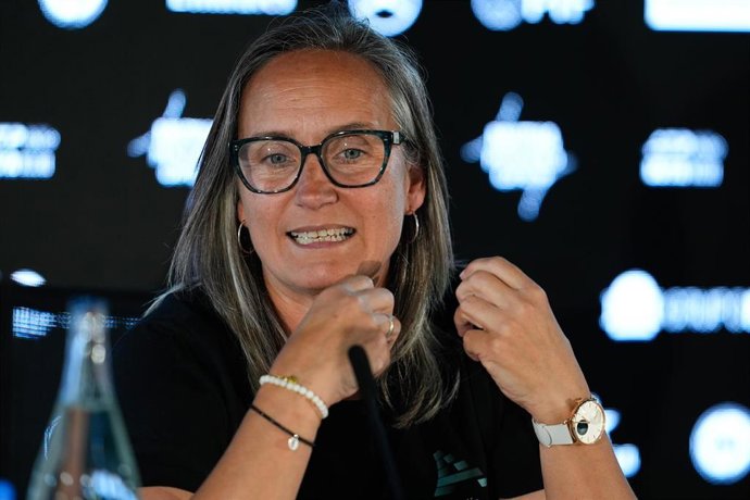 La directora de la Fundación Alcaraz, Beatriz Garfia, durante la presentación de la exposición 'En movimiento por la infancia'.