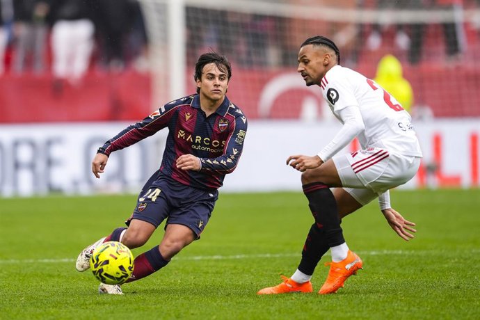 Archivo - Carlos Alvarez of Levante UD in action during the Spanish league, LaLiga EA Sports, football match played between Sevilla FC and  Levante UD at Ramon Sanchez-Pizjuan stadium on January 4, 2026, in Sevilla, Spain.