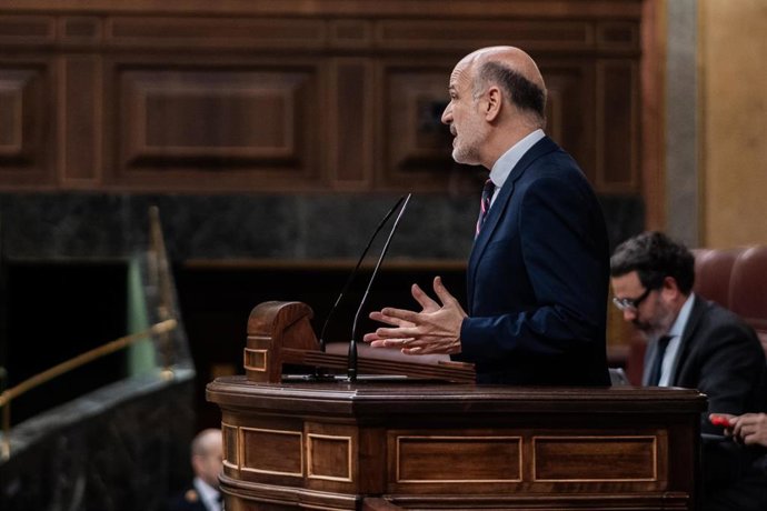 El diputado del Grupo Mixto Alberto Catalán Higueras interviene durante una sesión plenaria, en el Congreso de los Diputados, a 26 de marzo de 2026, en Madrid (España). 