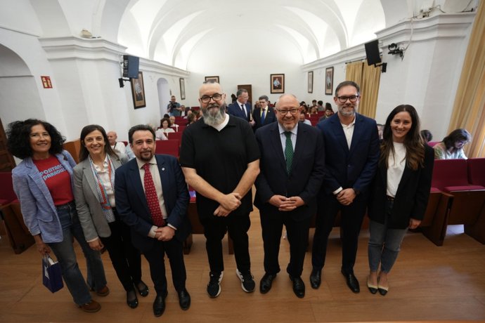 David Pastor Vico (centro), entre Javier Martín y Manuel Torralbo, y el resto del equipo decanal.