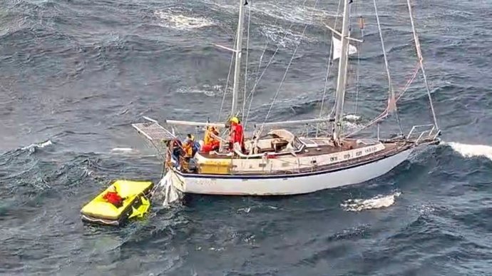 Rescatadas seis personas a bordo de un velero a 155 millas de Vigo