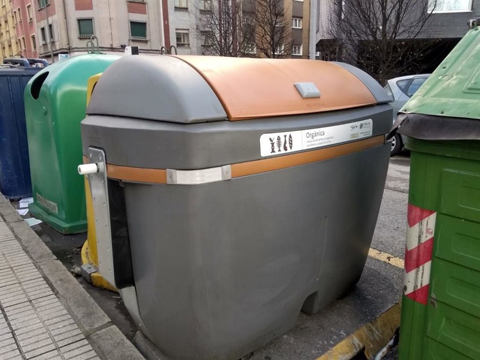 Archivo - Contenedores de basura, de reciclaje, y de restos orgánicos, como imagen de recurso.