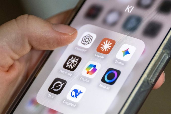 Archivo - ILLUSTRATION - 22 October 2025, Mecklenburg-Western Pomerania, Schwerin: A smartphone screen shows several AI applications, including ChatGPT, Claude, Gemini, Perplexity, Microsoft Copilot, Meta AI, Grok, and DeepSeek. Artificial intelligence ap