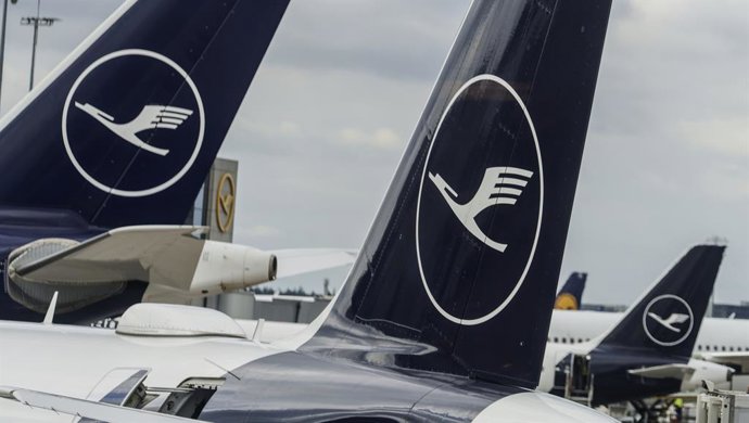 Archivo - FILED - 13 July 2024, Hesse, Frankfurt/Main: Lufthansa aircraft stand on the apron at Rhine-Main Airport. Photo: Andreas Arnold/dpa