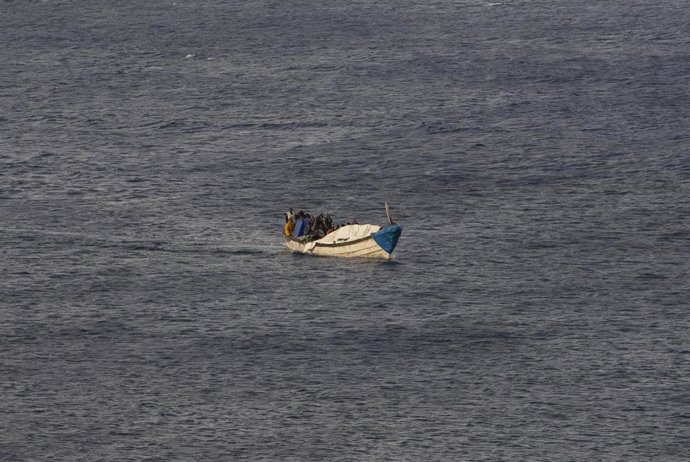 Archivo - Un cayuco a su llegada al puerto de La Restinga.