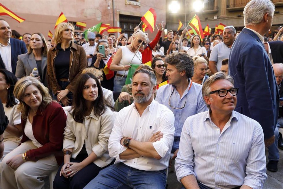 El presidente nacional de Vox, Santiago Abascal, acompañado por el candidato de Vox a la Junta de Andalucía, Manuel Gavira en Granada.