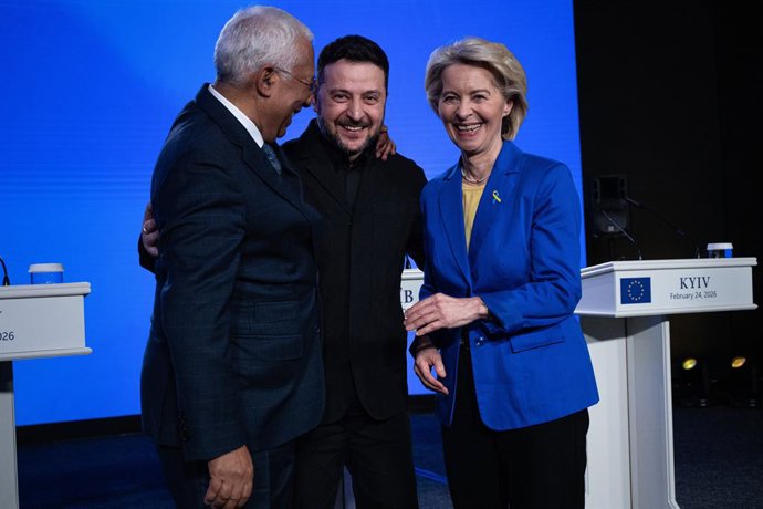 Archivo - February 24, 2026, Kyiv, Ukraine: President of the European Council Antonio Costa, President of Ukraine Volodymyr Zelenskyy and President of the European Commission Ursula von der Leyen (L to R) participate in a joint news conference on the four