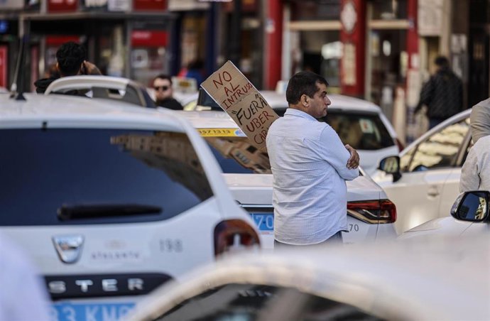 Archivo - Varios taxis durante una manifestación, a 4 de noviembre de 2025, en Valencia, Comunidad Valenciana (España).