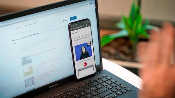 Este nuevo servicio de videointerpretación simultánea en lengua de signos permite a las personas con discapacidad auditiva.