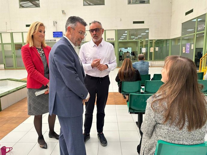 El subdelegado del Gobierno en Alicante, Manuel Pineda, visita la Oficina de Extranjería