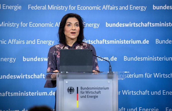 Archivo - 11 March 2026, Berlin: Katherina Reiche, Germany's Minister for Economic Affairs and Energy, addresses the media at a press conference on the release of oil reserves and the review of fuel prices. Photo: Bernd von Jutrczenka/dpa