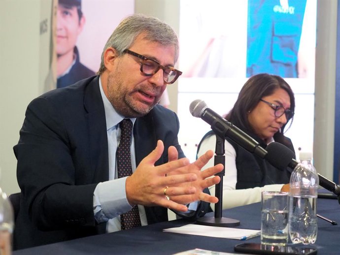 9 de abril de 2026, Lima, Peru: Piero Corvetto Salinas, diretor do Escritório Nacional de Processos Eleitorais (ONPE), dá uma entrevista coletiva sobre o sistema de apuração de votos e os prazos para a divulgação dos resultados das próximas eleições gerai