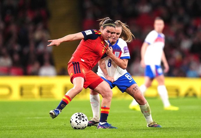 Mariona Caldentey y Georgia Stanway durante el Inglaterra-España de clasificación para el Mundial de Brasil de 2027