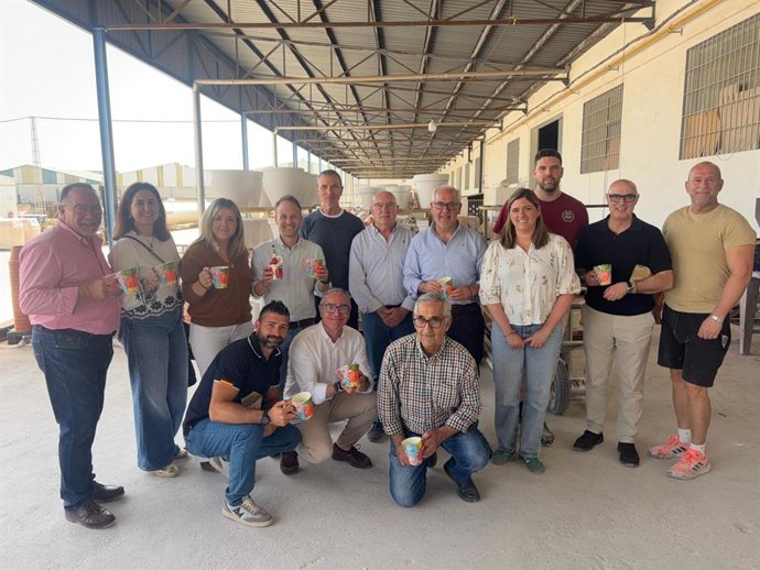 Candidatos y miembros del PP de Jaén en la visita a la Cerámica Padilla Padilla