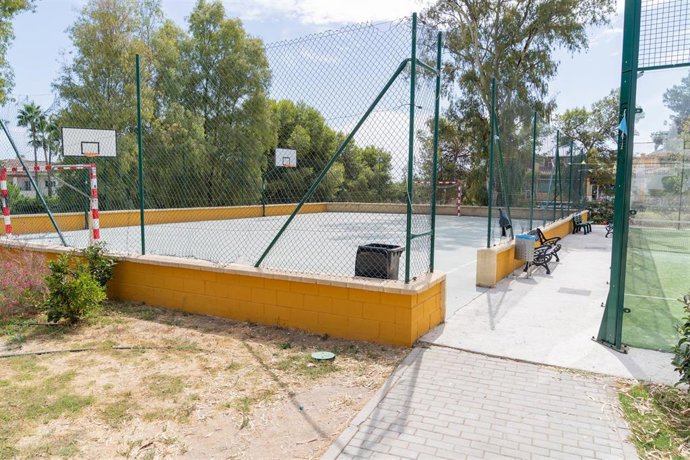Archivo - Ayuntamiento de Estepona formaliza el contrato para construir dos pistas deportivas en Nueva Atalaya.