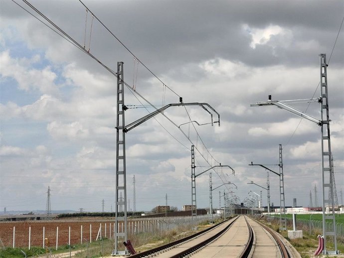 Vías y catenarias del tranvía de Alcalá como imagen de recurso.