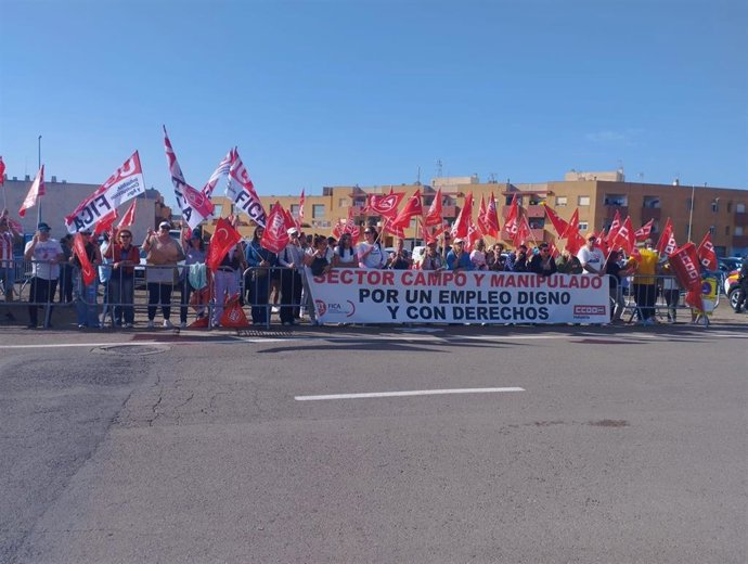 Protestas sindicales ante el bloqueo de las negociaciones para el nuevo convenio colectivo del manipulado hortofrutícola de Almería en Campohermoso, en Níjar (Almería).