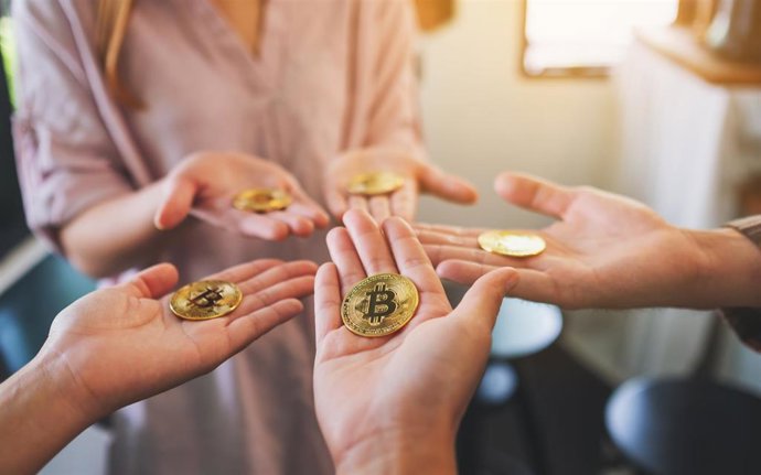 Archivo - El 37% de los españoles que invierten en criptomonedas tienen entre 25 y 39 años.