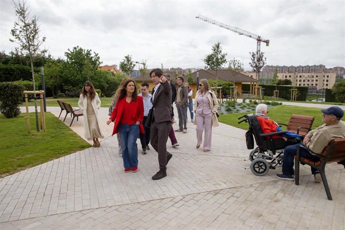 La Consejera De Inclusión Social, Juventud, Familias E Igualdad, Begoña Gómez Del Río, Asiste A La Inauguración De Los Jardines Del CAD