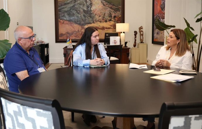 La presidenta del Parlamento de Canarias, Astrid Pérez (d), en una reunión con los coordinadores de la restauración del óleo oculto de la Cámara