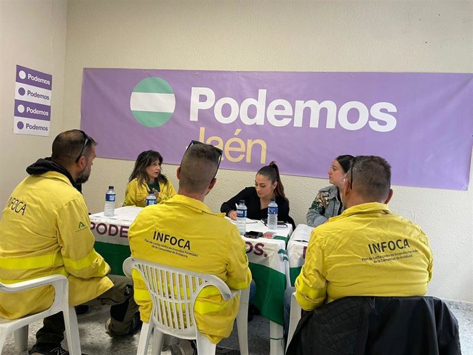 Reunión de Loli Montávez con bomberos del Infoca