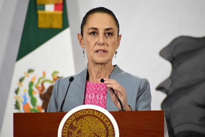 A presidente do México, Claudia Sheinbaum Pardo, fala durante uma coletiva de imprensa após o tiroteio no sítio arqueológico de Teotihuacan, que deixou um turista morto e vários outros feridos no Palácio Nacional, em 21 de abril de 2026, na Cidade do Méxi