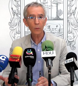 El alcalde de Utrera, Francisco Jiménez, comparece ante los medios.