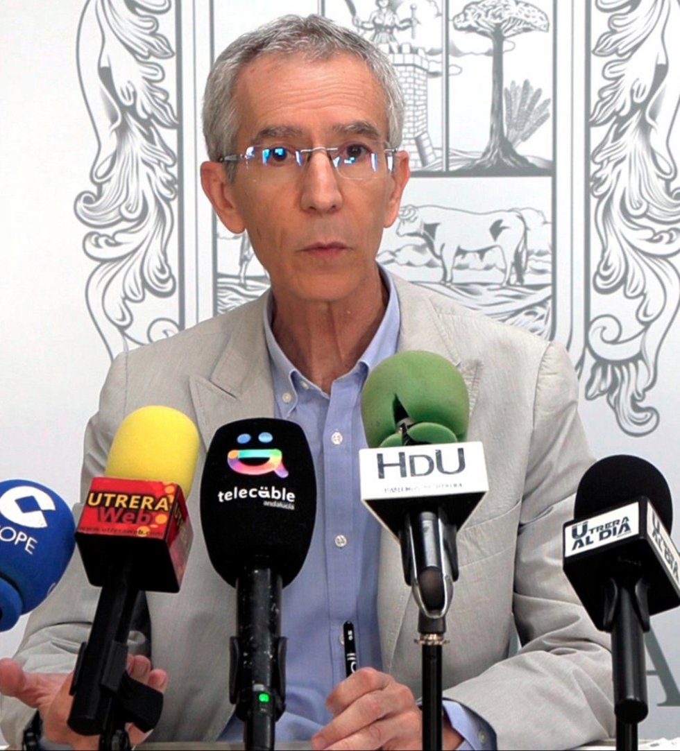 El alcalde de Utrera, Francisco Jiménez, comparece ante los medios.