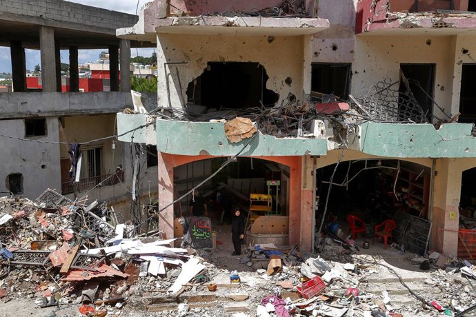 21 de abril de 2026, Jibcheet, Jibcheet, Líbano: Uma mulher está dentro de uma loja localizada em um prédio devastado na vila de Jibcheet, no sul do Líbano. Pelo menos 80 combatentes do Hezbollah pró-iraniano foram mortos em Jibcheet, enquanto o partido e