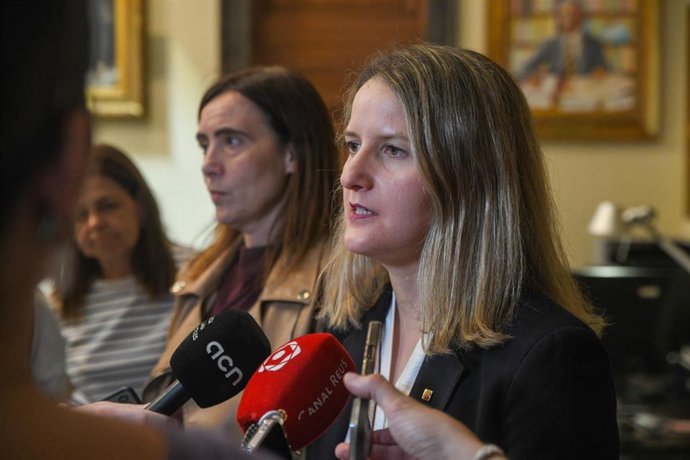 La consellera durante a atención a medios, en Reus