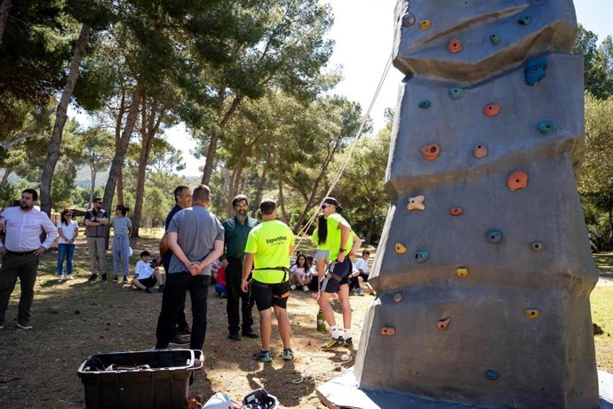 Jóvenes escalando en una edición de 'Acapapesport estiu'.