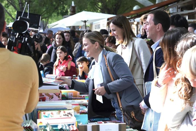 Archivo - La presidenta del Govern, Marga Prohens, en el Día del Libro