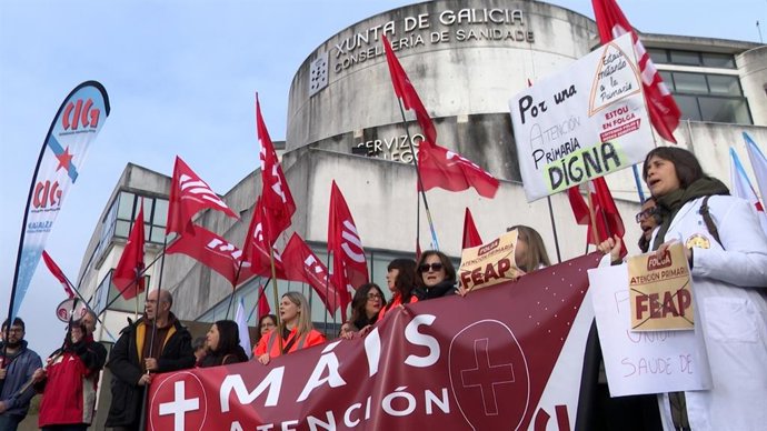 Archivo - Concentración de la CIG con motivo de la huelga en Atención Primaria. Frente a la Consellería de Sanidade. En Santiago de Compostela. Foto de archivo