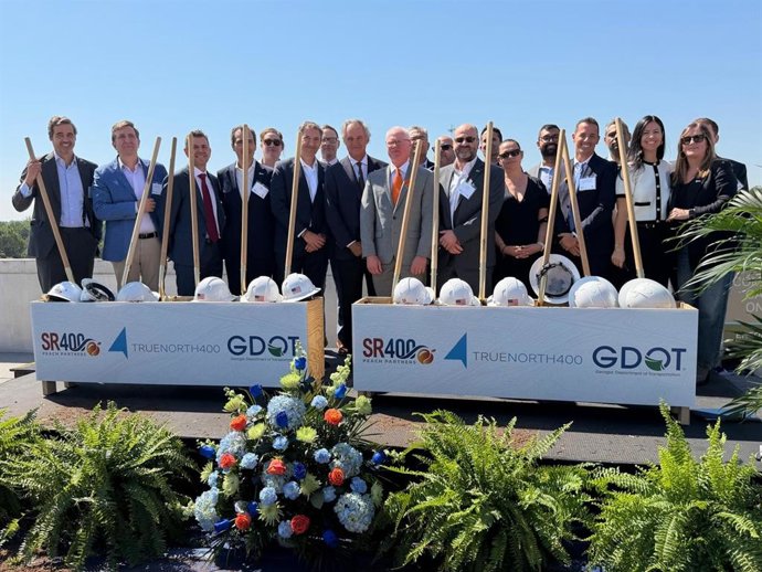 Representantes de Acciona, entre ellos su presidente y consejero delegado, José Manuel Entrecanales (en el centro), ACS y Meridiam celebran el inicio de las obras de la autopista SR 400 Express Lanes