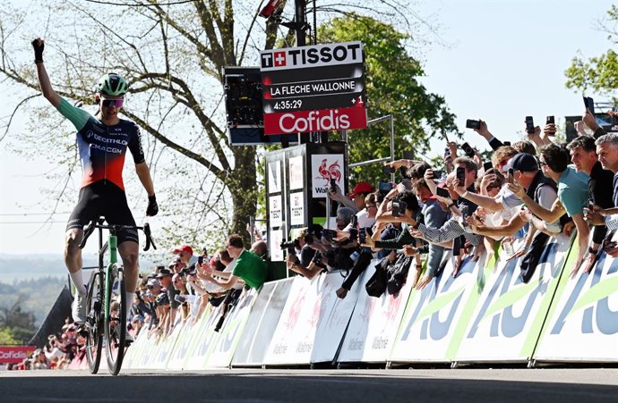 O francês Paul Seixas, da equipe Decathlon CMA CGM, comemora após vencer a prova masculina da 90ª edição da “La Flèche Wallonne”, uma corrida de ciclismo de um dia (Waalse Pijl – Flecha da Valônia), com 200 km de Herstal a Huy, na quarta-feira, 22 de abri