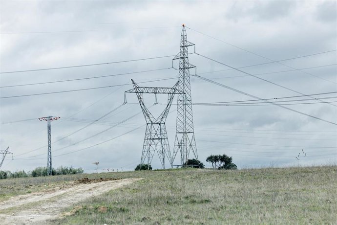 Archivo - Una torre de tensión eléctrica. 