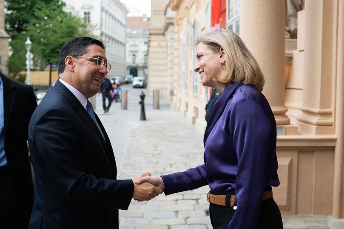 La ministra  de Exteriores de Austria, Beate Meinl-Reisinger, y su homólogo marroquí, Naser Burita