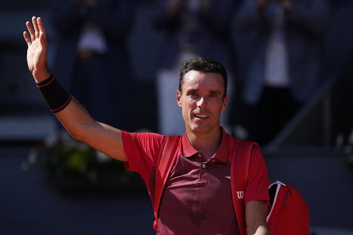 El tenista español Roberto Bautista despidiéndose del público del Mutua Madrid Open.