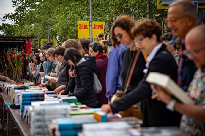 Archivo - Numerosas personas se han acercado a los puestos de libros durante la celebración del Día Internacional del Libro , a 23 de abril de 2023, en Barcelona