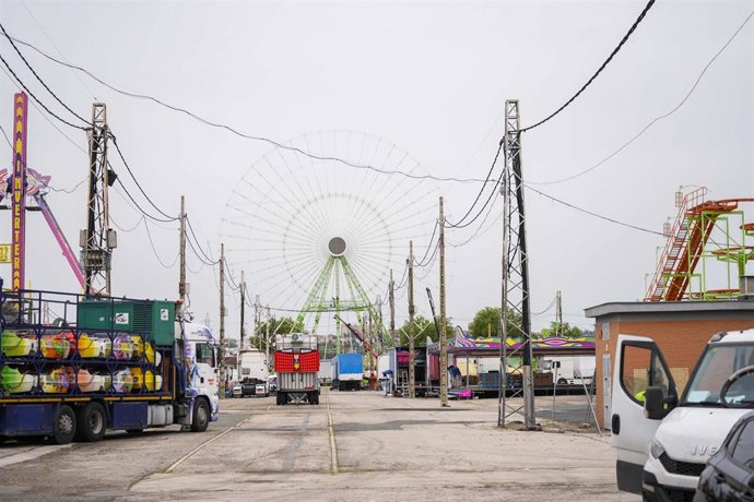 Imágenes del montaje de la calle del Infierno de la Feria de Abril de Sevilla, como imagen de recurso.