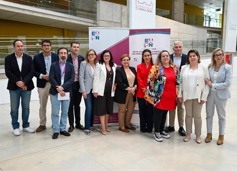 Foto de familia de la inauguración de 'Transformar desde la experiencia' de Ifedi.