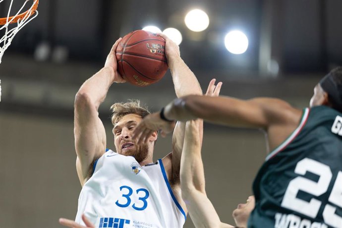 Archivo - September 30, 2025, Wroclaw, Lower Silesia, Poland: JAMES KARNIK during match between WKS SLASK WROCLAW and NEPTUNAS KLAJPEDA - BASKETBALL EUROCUP, September 30, 2025. Wroclaw, Poland